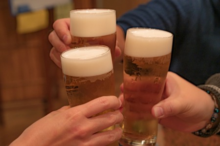 ビールで乾杯する画像