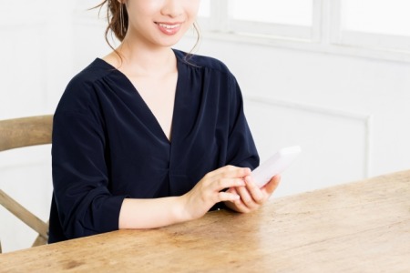 スマホを触る女性