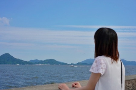 ツインレイ空を見上げる女性