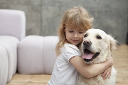 女の子と犬